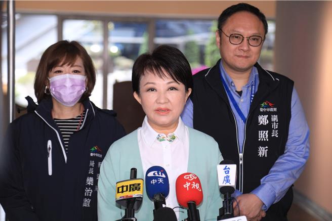 台积电日本熊本厂备受瞩目，台中市长卢秀燕（中）27日宣布，台积电台中扩建二期已定案！都市计画变更案已获内政部同意，市府将公告实施，预计2027年完工、年产值可达5000亿元。（陈淑芬摄）