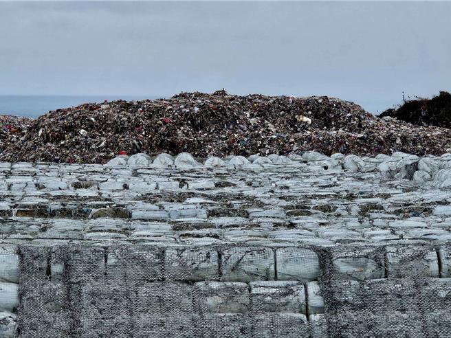花莲市垃圾场堆积大量垃圾与打包等待去化的垃圾。（王志伟翻摄）
