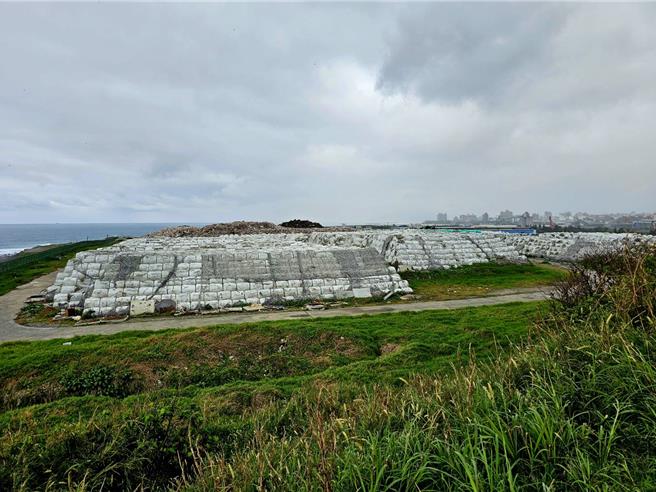 花莲是垃圾场邻近七星潭海域，仍有大量打包垃圾等待处理。（王志伟翻摄）
