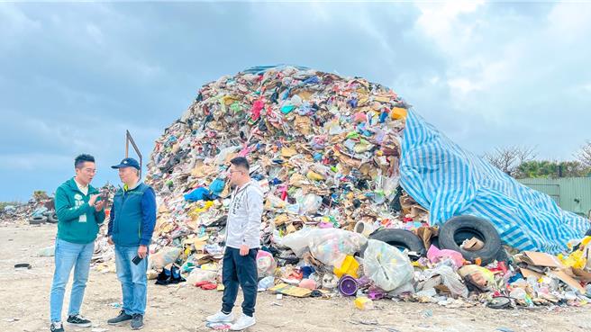 因垃圾场传臭味，县议员胡仁顺（左）到花莲市垃圾场表达关切。（县议员胡仁顺提供／王志伟花莲传真）