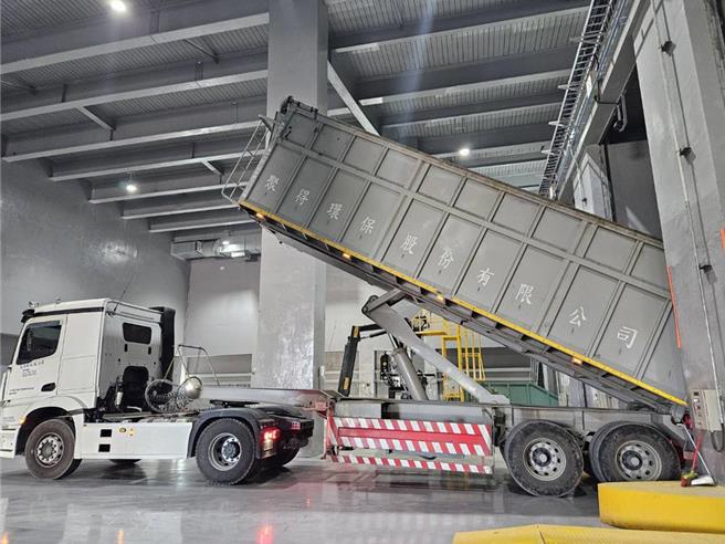 花莲县府与台泥合作，利用气化炉协同水泥窑高温处理家户垃圾，经试营运试烧后，去年121月中旬正式启用。（花莲县府提供／王志伟花莲传真）