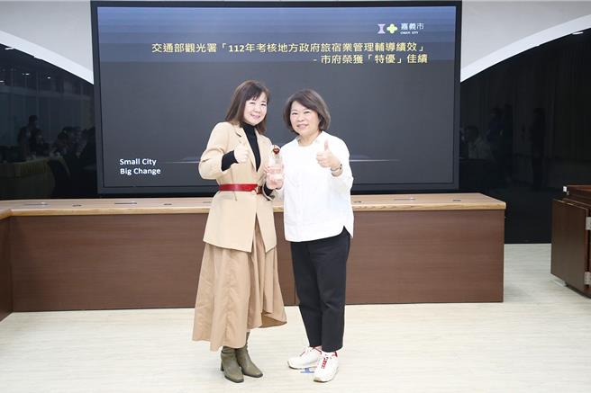 在交通部观光署办理「112年考核地方政府办理旅宿业管理辅导绩效」评比中，嘉义市连2年获「特优」，27日观光新闻处长张婉芬转呈奖座给市长黄敏惠，与市府团队分享荣耀。（嘉义市政府提供∕吕妍庭嘉义传真）