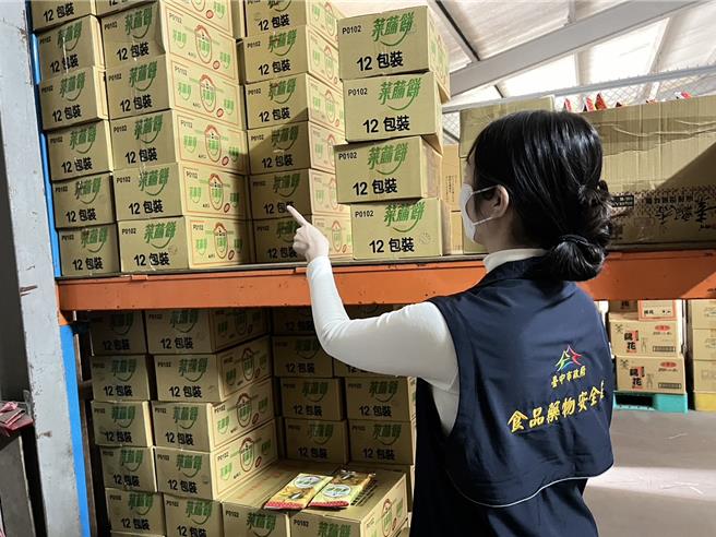 台中市食安處27日表示，含問題辣椒粉的菜䔕餅（110克）銷往全市共163家全聯門市，共計進貨246.84公斤，已全數下架停售，回收數量釐清統計中；另有1人賣家購入少量該批辣椒粉。（中市府提供／潘虹恩台中傳真）