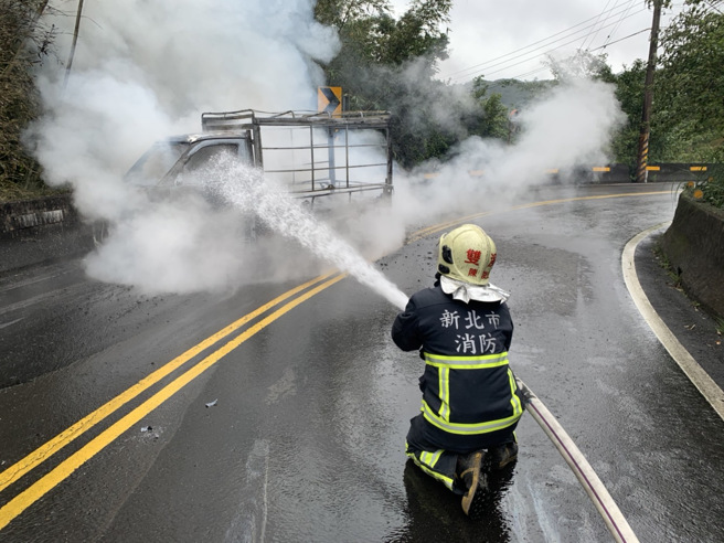 新北双溪火烧车！货车行驶中「底盘着火」，司机跳车急逃。(叶庭欣/翻摄)