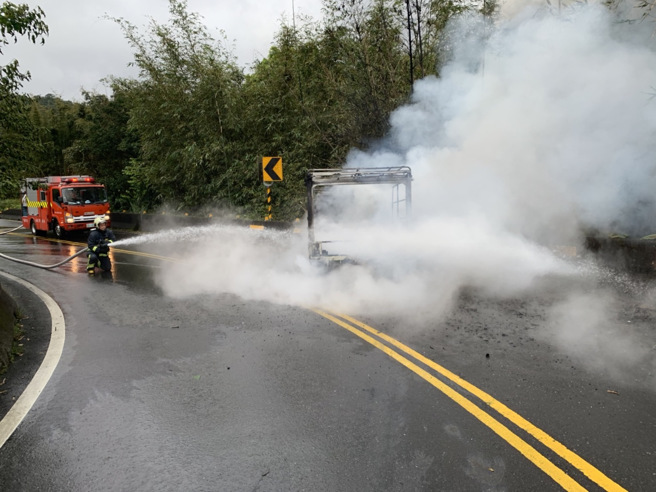 新北双溪火烧车！货车行驶中「底盘着火」，司机跳车急逃。(叶庭欣/翻摄)