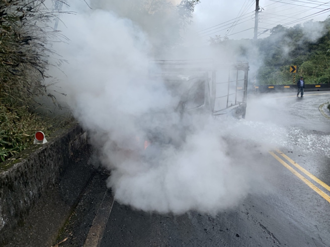 新北双溪火烧车！货车行驶中「底盘着火」，司机跳车急逃。(叶庭欣/翻摄)