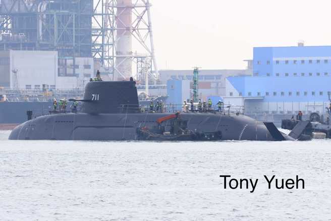 海鲲舰利用舰身自体浮力浮起，在民眾欢呼声中，由拖船拖进乾坞。 (读者Tony Yueh提供)