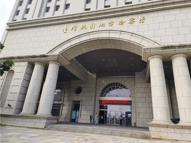 桃園中壢1棟分租透天2022年9月發生火警，蔣姓、廖姓、楊姓租客被救出後送醫不治。桃園地檢署偵辦，發現是57歲鄧姓女子的電動自行車電池短路起火，因其擅自更換充電線釀災，另43歲彭姓、58歲羅姓房東擅自加裝鐵窗妨害逃生，依過失致死起訴。（賴佑維攝）