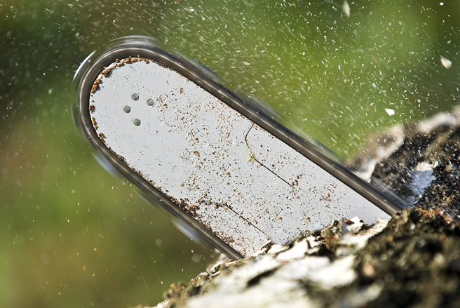 妈妈找来女儿的叔叔，拿电锯直接将房门锯烂。(图:shutterstock/达志)