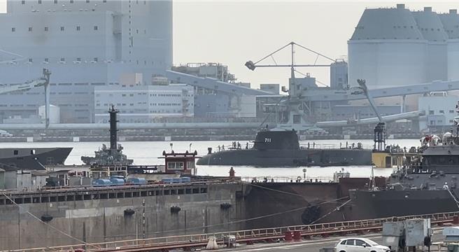 海鲲号浮在海面，将被拖进台船乾坞。（读者提供／洪靖宜高雄传真）