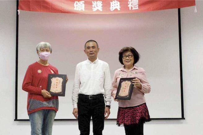 高雄市政府水利局于2月21日举办「112年河川志工队考核颁奖典礼」，由主秘张世杰（中）颁发感谢状给曾宜蓁（右）与吕玉雪女士。（水利局提供／林瑞益高雄传真）