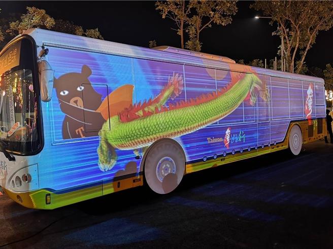 觀光署在台灣燈會展出期間打造「台灣好行」移動博物館，車身利用投影及3D動畫，大秀光雕技術。（觀光署提供／蔡亞樺台北傳真）