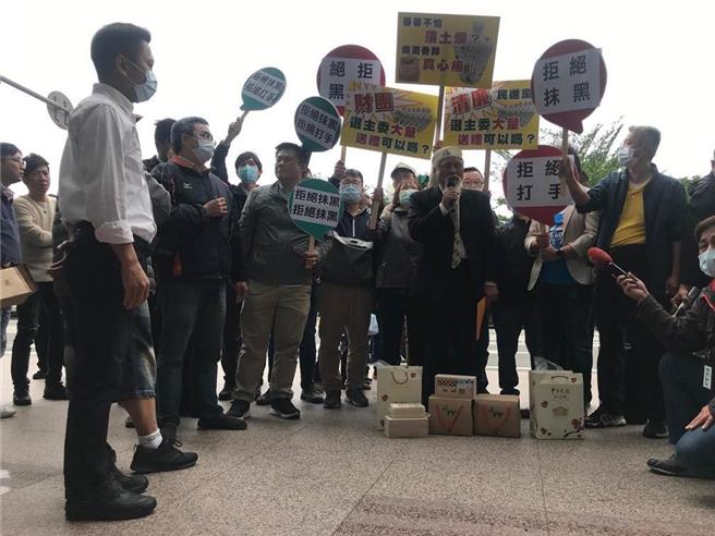 2020年民進黨台北市主委選舉，兩陣營扛白米、蕃薯到黨部互控賄選。（本報資料照片，曾薏蘋攝）