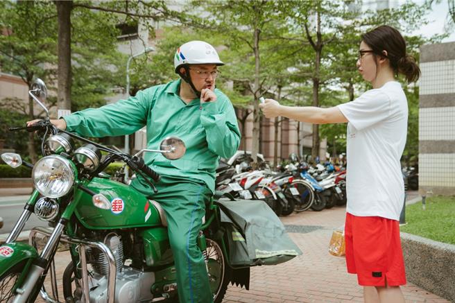 郭书瑶（右）戏里失恋收到爸爸刘亮佐的钱。（HBO GO提供）