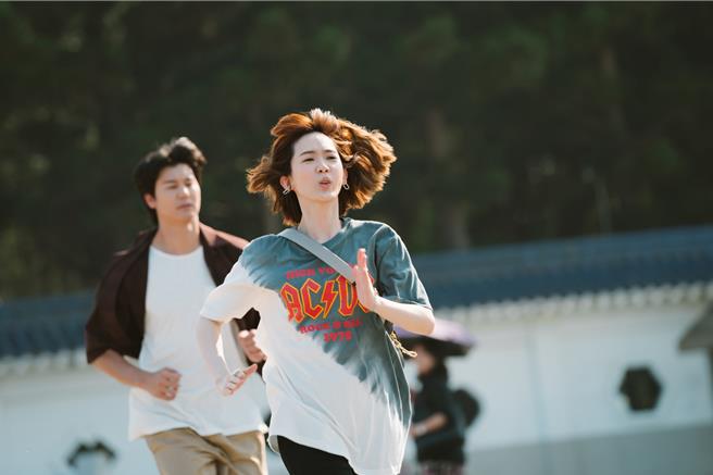 孙可芳（前）和风田为戏跑大热天跑遍台北市。（HBO GO提供）