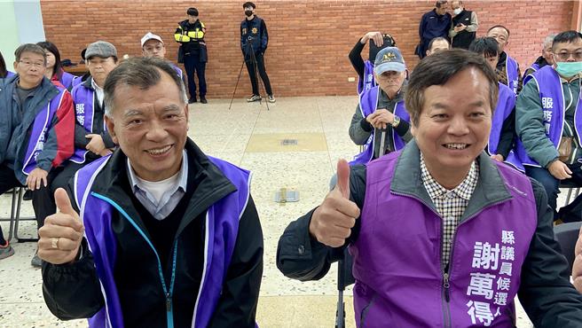 謝萬得（右）在前員山鄉長廖明照（左）的陪同下，前往縣選委會登記。（吳佩蓉攝）