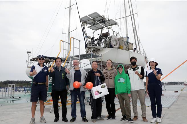 乌克兰籍男子Valeriy一家三口为躲避战争驾驶帆船出国，因船只故障目前在安平港吊起维修。台南市长黄伟哲得知除表达关切之外，27日更指示市府相关局处提供协助。（市府提供／洪荣志台南传真）