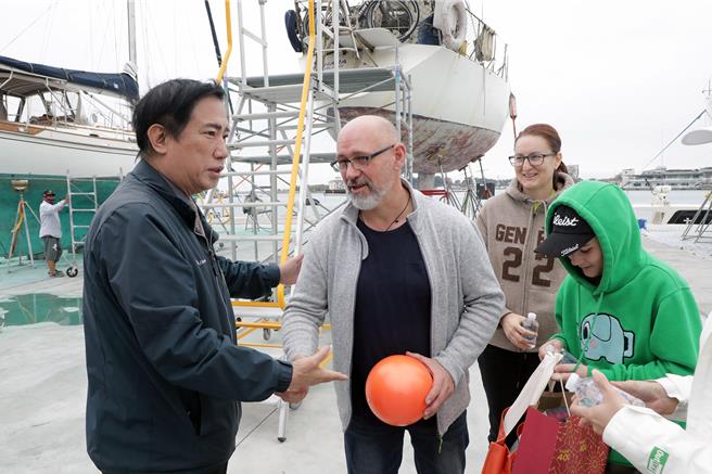 乌克兰籍男子Valeriy一家三口为躲避战争驾驶帆船出国，因船只故障目前在安平港吊起维修。台南市长黄伟哲得知除表达关切之外，27日更指示市府相关局处提供协助。（市府提供／洪荣志台南传真）