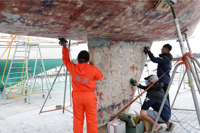 乌克兰籍男子Valeriy一家三口为躲避战争驾驶帆船出国，因船只故障目前在安平港吊起维修。（市府提供／洪荣志台南传真）