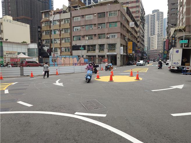 高雄三多商圈附近一處5岔路口，近日進行標線型圓環工程，讓不少人稱讚「竟然不是插紅綠燈」。（任義宇攝）