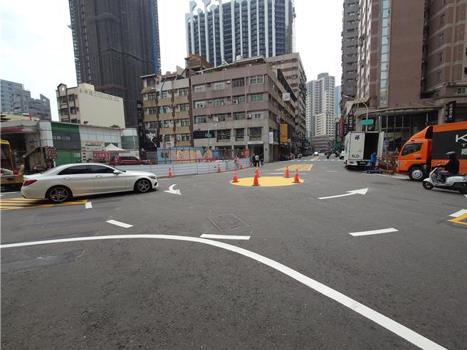 記者實際圓環所在處發現，有發現少數車輛逆向行駛險象環生，YouTuber「火花羅」說要提升用路人教育避免圓環效果打折。（任義宇攝）