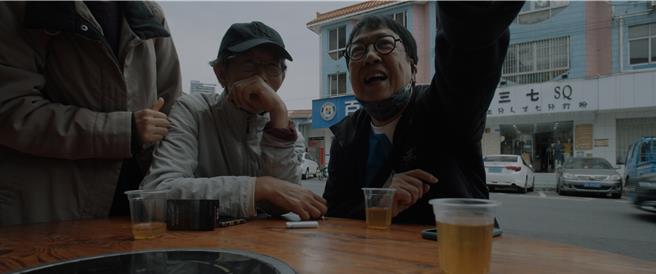 许鞍华导演（右）与诗人黄灿然有诸多对谈。（佳映娱乐提供）