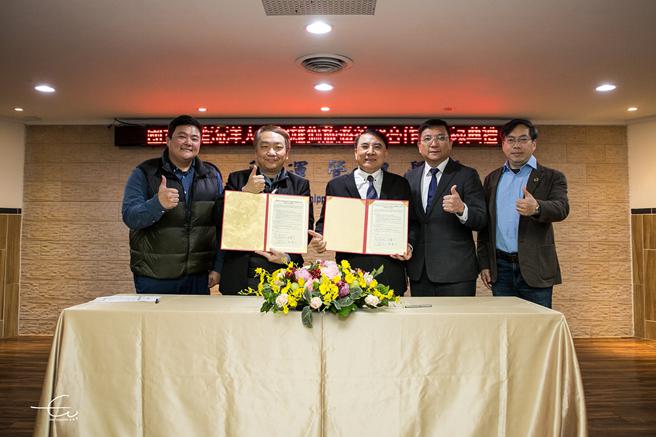 海洋大學2月26日與雄獅旅行社股份有限公司簽署合作備忘錄(MOU)。圖/海大提供