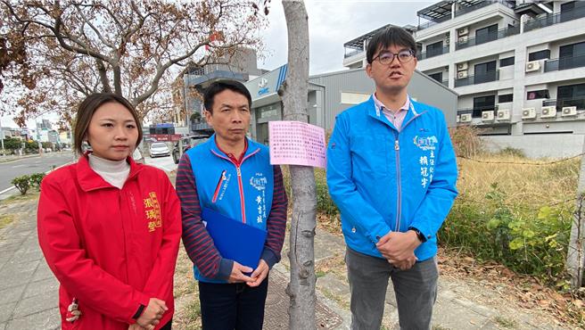 彰化縣員林市公所主任祕書賴冠宇（右）、農經課長黃吉城（中）與員林市市民代表張瑀瑩（左），27日到場勘查路樹受害狀況，發現共有4棵路樹受害。（孫英哲攝）