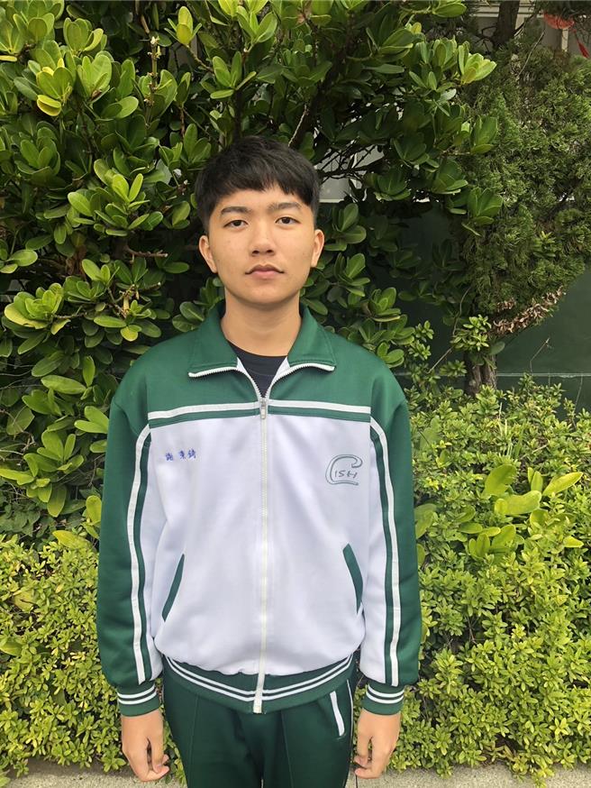 谢秉锜预估繁星可录取国立成功大学机械工程学系，还有台大大气科学系。（君毅高中提供／李京升苗栗传真）