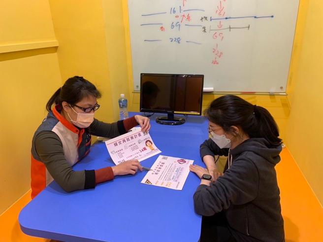 竹北就業中心就服員向趙珮雯(右1)說明婦女再就業計畫。圖/桃竹苗分署提供