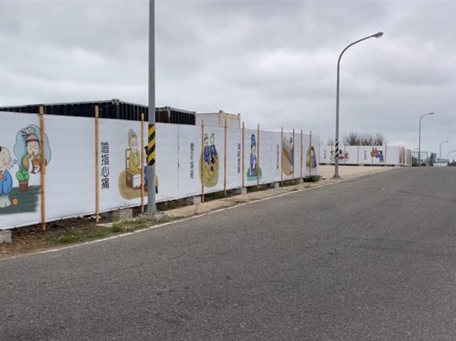 澎县府在菊岛福园前沿路斥资200万帆布墙，因作法简陋且不耐本地强风气候，又出自大陆免费图库，还鬼扯版权遭骂翻。（许逸民摄）