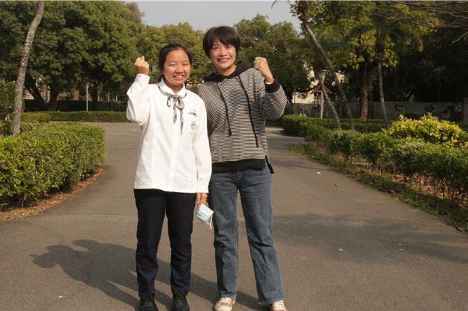 台南市新营区私立南光高中三年级学生朱漫玲（左）这次考到56级分的佳绩，导师高华灼（右）为她感到很开心。（南光高中提供／张毓翎台南传真）