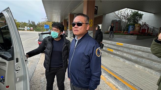 海巡副署長許靜芝今（27日）上午搭機返台後，下午又再度搭機返回金門，許靜芝離開金門尚義機場時，面對媒體提問不發一語。（于家麒攝）