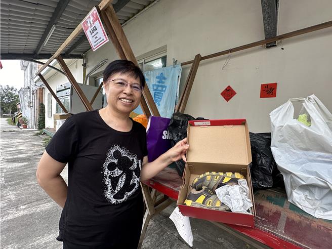 台東縣智障者家長協會、恩美協會合作辦理舊鞋救命活動，募集二手衣鞋給非洲所需民眾。台東縣智障者家長協會理事長李艷菁表示，學員透過整理分類二手物資，學習生活技能。（蔡旻妤攝）