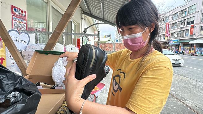 台東縣智障者家長協會、恩美協會合作辦理舊鞋救命活動，募集二手衣鞋給非洲所需民眾。智協老師潘美玲指出，募來的物資必須先檢查是否堪用。（蔡旻妤攝）