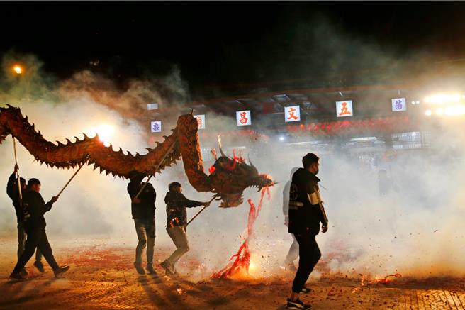 最後舞龍謝神。（苗栗市公所提供／李京昇苗栗傳真）