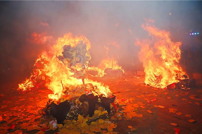 點燃大金引燃盤龍向上的龍身姿態。（苗栗市公所提供／李京昇苗栗傳真）