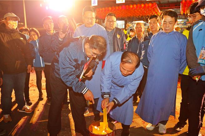 葉志航恭讀疏文後，焚燒疏文表章。（苗栗市公所提供／李京昇苗栗傳真）