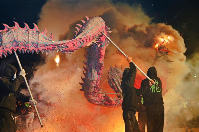 最後舞龍謝神。（苗栗市公所提供／李京昇苗栗傳真）