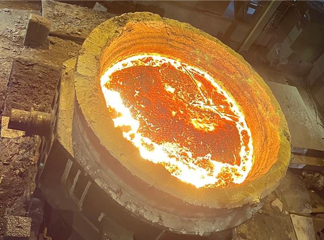 轉爐出鋼至盛鋼桶後，依不同鋼種所需的合金成分再到精煉站進行鋼液成分及溫度微調。（中鋼提供）