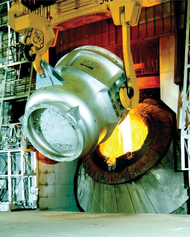 一貫化作業鋼廠之煉鋼製程主要將高爐鐵水經由轉爐吹氧冶煉成鋼液。（中鋼提供）