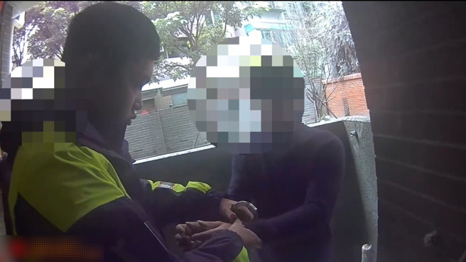 新北市芦洲区水湳街一处工地，25日疑似遭人闯入行窃，警方获报立即赶赴现场，当场发现窃嫌及6捆电线。（图／警方提供）