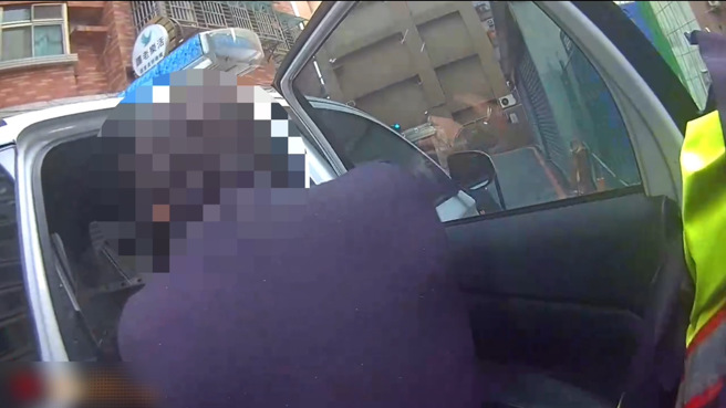 新北市芦洲区水湳街一处工地，25日疑似遭人闯入行窃，警方获报立即赶赴现场，当场发现窃嫌及6捆电线。（图／警方提供）