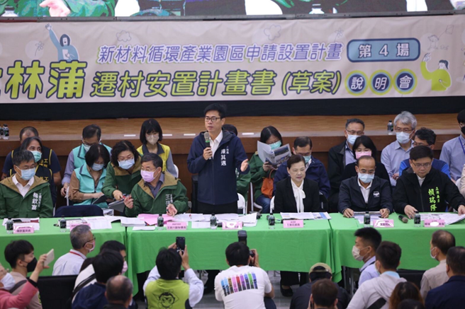 高雄市政府召開4場遷村說明會，陳其邁與居民逐一討論各項方案。(圖/高雄市政府提供)