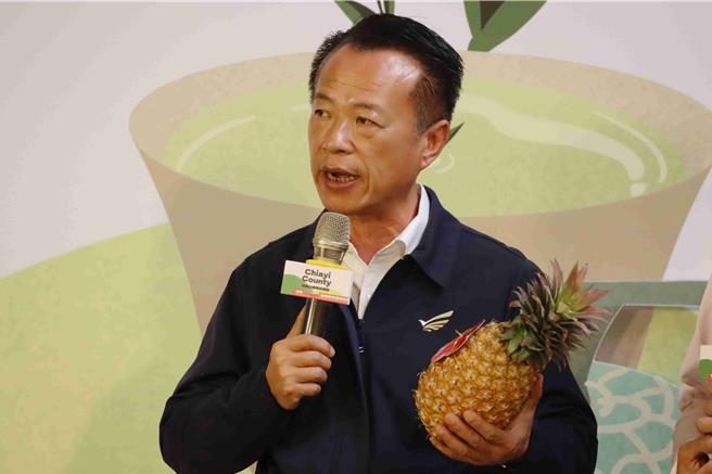 嘉义县长翁章梁此行也将亲自前往日本超市，与当地民眾面对面，「嘉义人要用凤梨和日本人交朋友」，透露今年嘉义凤梨出口量可望成长2成。（吕妍庭摄）