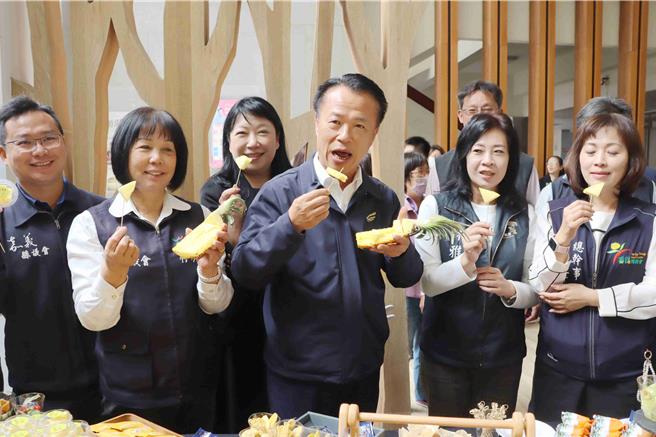 今27日县府举办行前记者会，嘉义县长翁章梁与出席农会总干事、县议员一同行销嘉义凤梨。（吕妍庭摄）