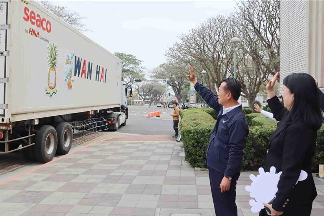 会后翁章梁与台农发股份有限公司总经理唐淑华、出席农会总干事、县议员一同目送装柜凤梨出发送往日本。（吕妍庭摄）