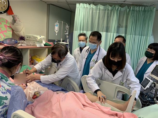 陳家姊姊由彰化市秀傳醫院持續搶救中，該院27日集合各相關科別的醫師、呼吸治療師及護理師會診。（院方提供／孫英哲彰化傳真）