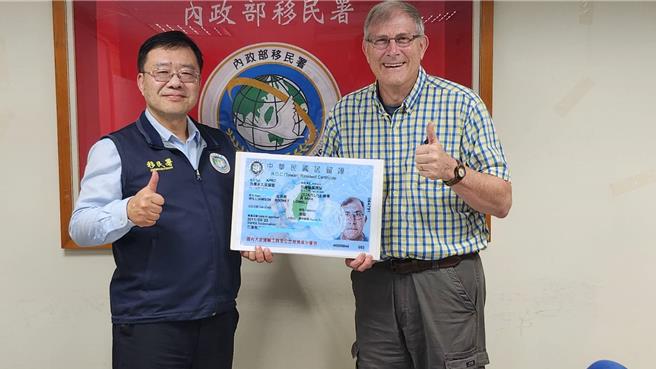 旅居花莲美国传教士威乐义(右)，由内政部移民署北区事务大队花莲县服务站主任胡朝仁(左)颁给永久居留证。（移民署提供／王志伟花莲传真）