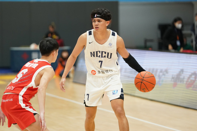 政治大學游艾喆（右）結束男籃亞洲盃資格賽，風塵僕僕續戰UBA公開男一級8強複賽。（大專體總提供）